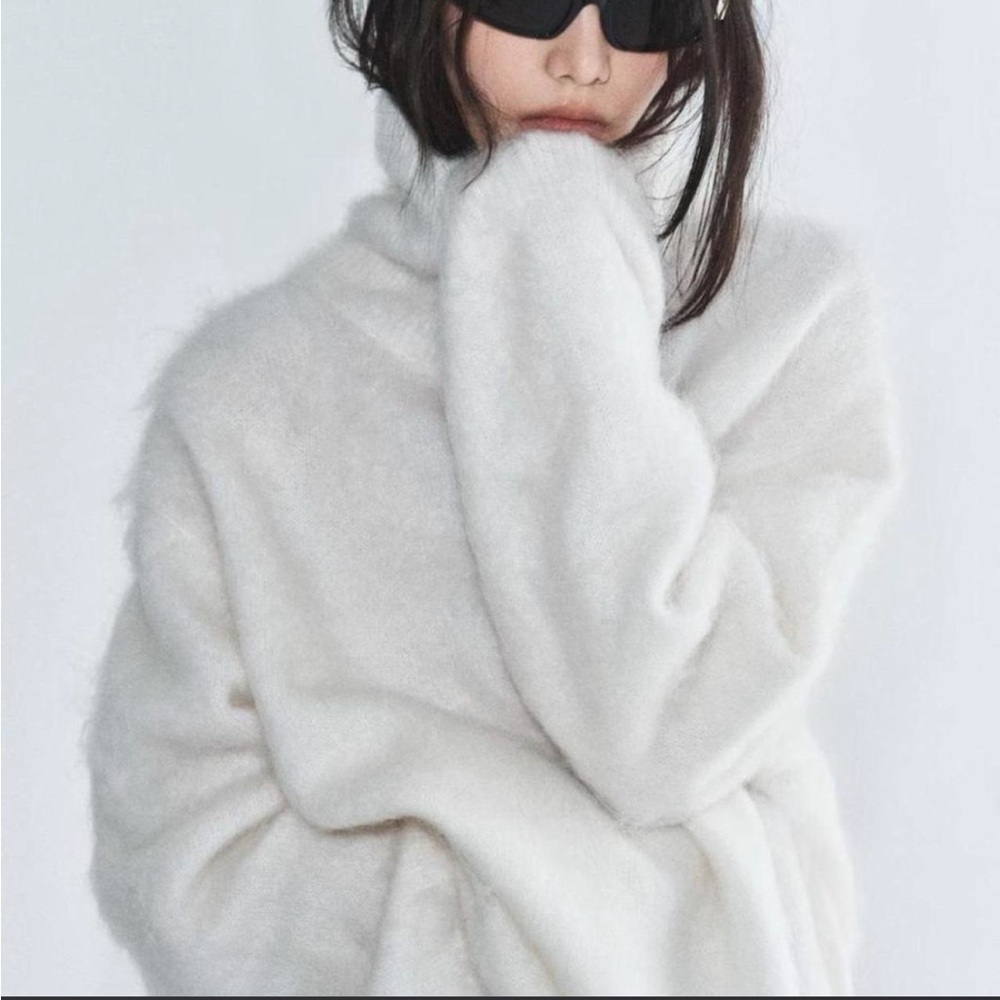 H&M STUDIO COLLECTION
HIGH-COLLAR MOHAIR-BLEND SWEATER
